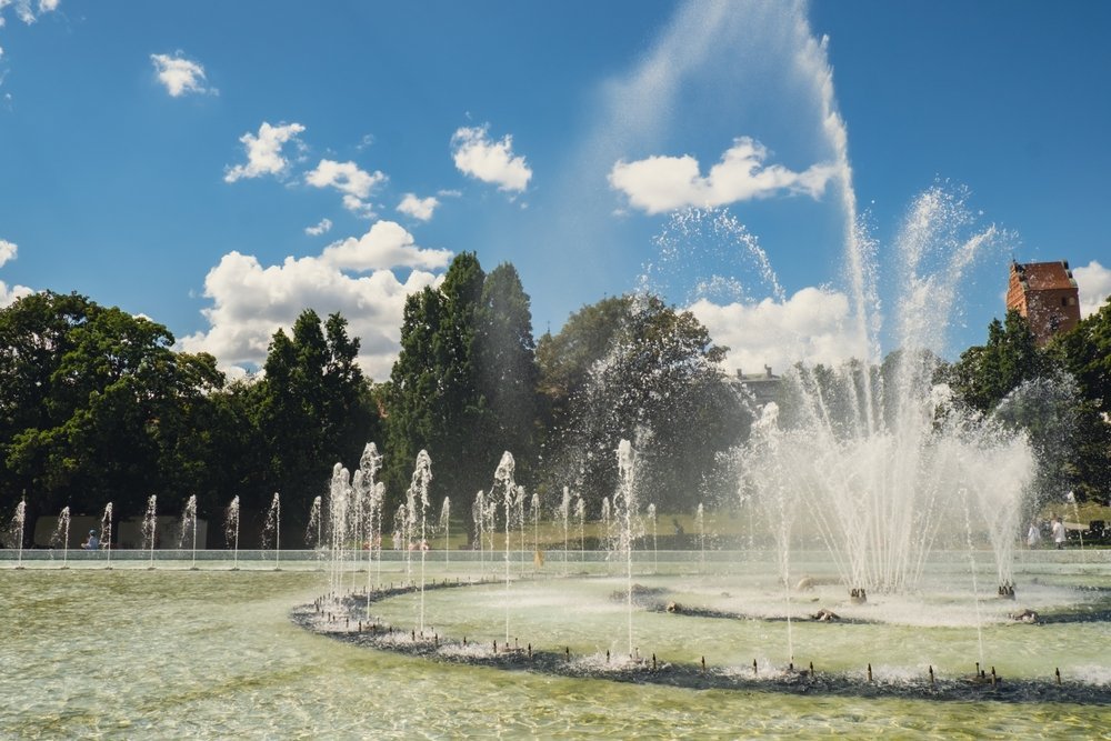 Multimedia-fontänparken vid floden Wisła nedanför Old Town i Warszawa