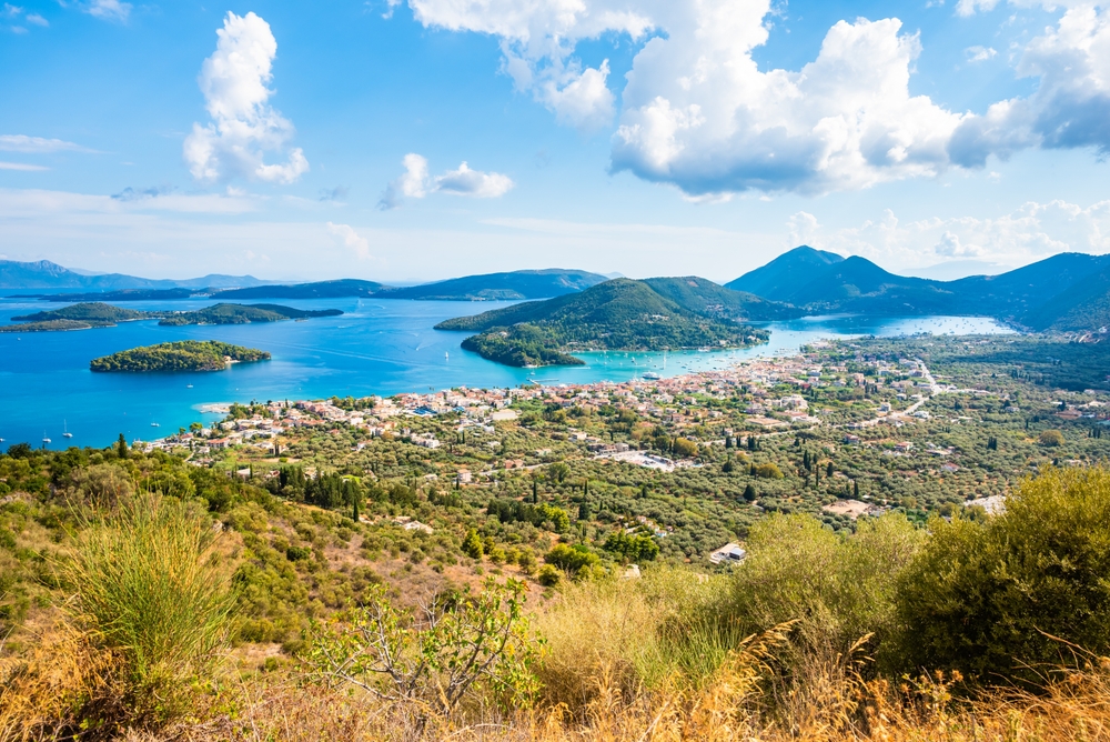 Utsikt över Nidribukten med hav och berg på Lefkada