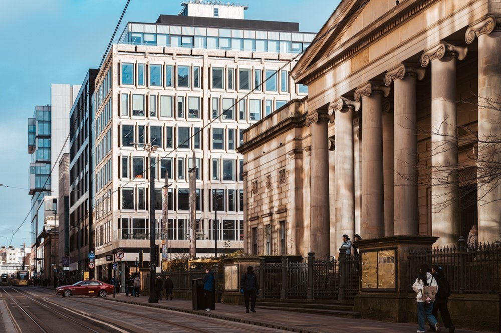 Den nyklassiska fasaden på Manchester Art Gallery på Mosley Street