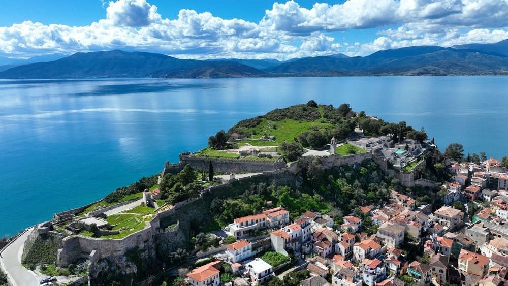 Old Town i Nafplio och fästningen Akronafplia sedda från luften