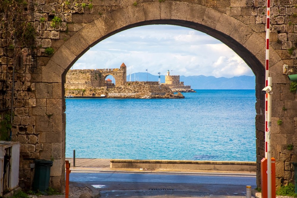 Old Town i Rhodos stad med medeltida hus innanför stadsmuren