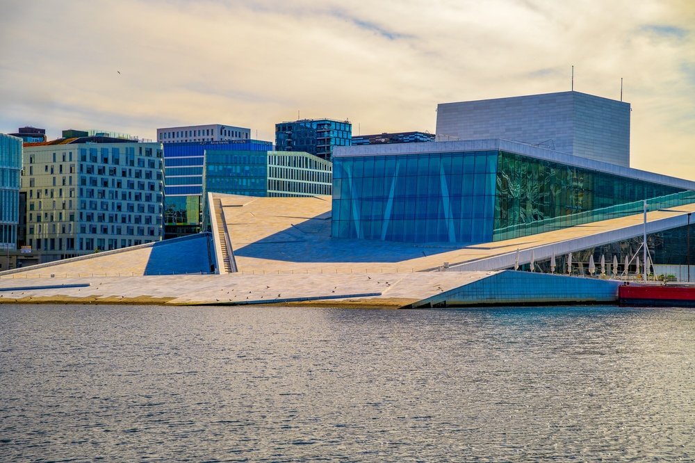 Operahuset i Bjørvika i Oslo med det sluttande marmortaket ner mot fjorden