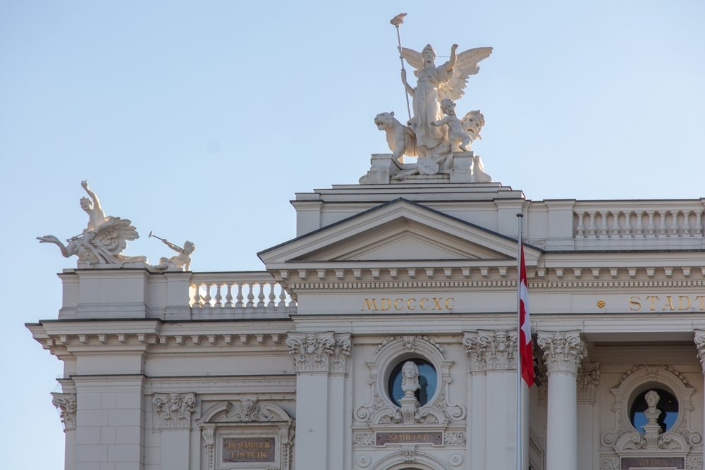 Opernhaus Zürich sett från Sechseläutenplatz