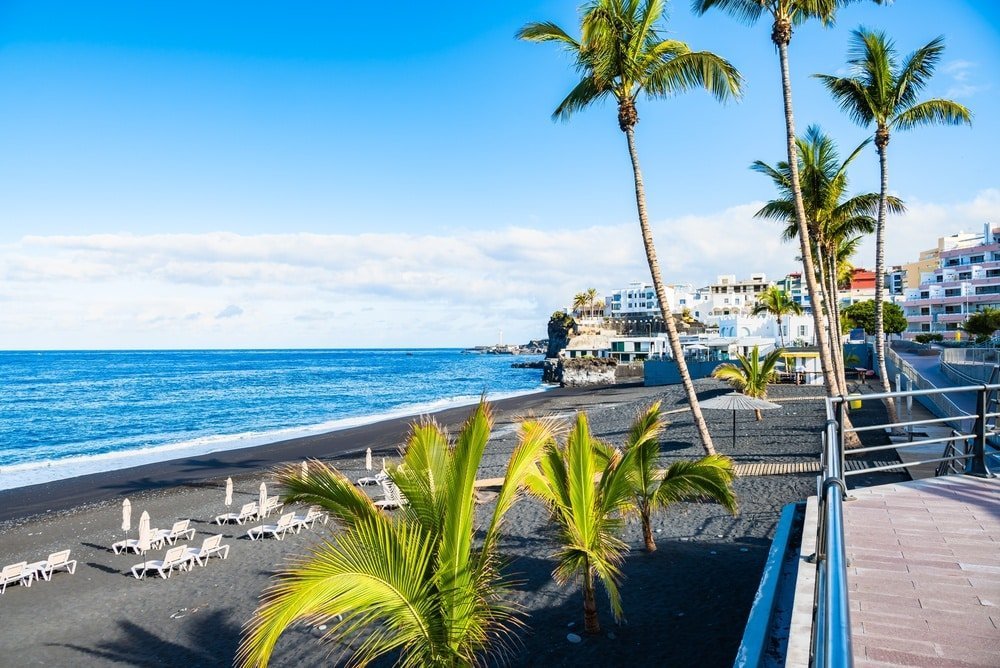 Palmpromenaden och stranden med svart sand i Puerto Naos på La Palma