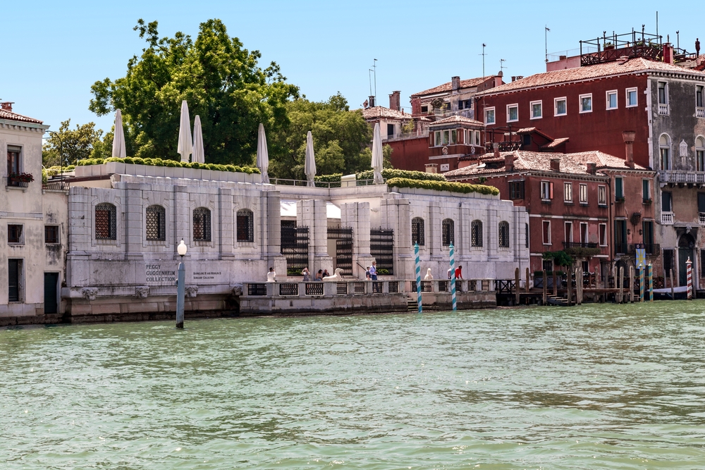 Peggy Guggenheim Collection i Palazzo Venier dei Leoni vid Canal Grande i Venedig