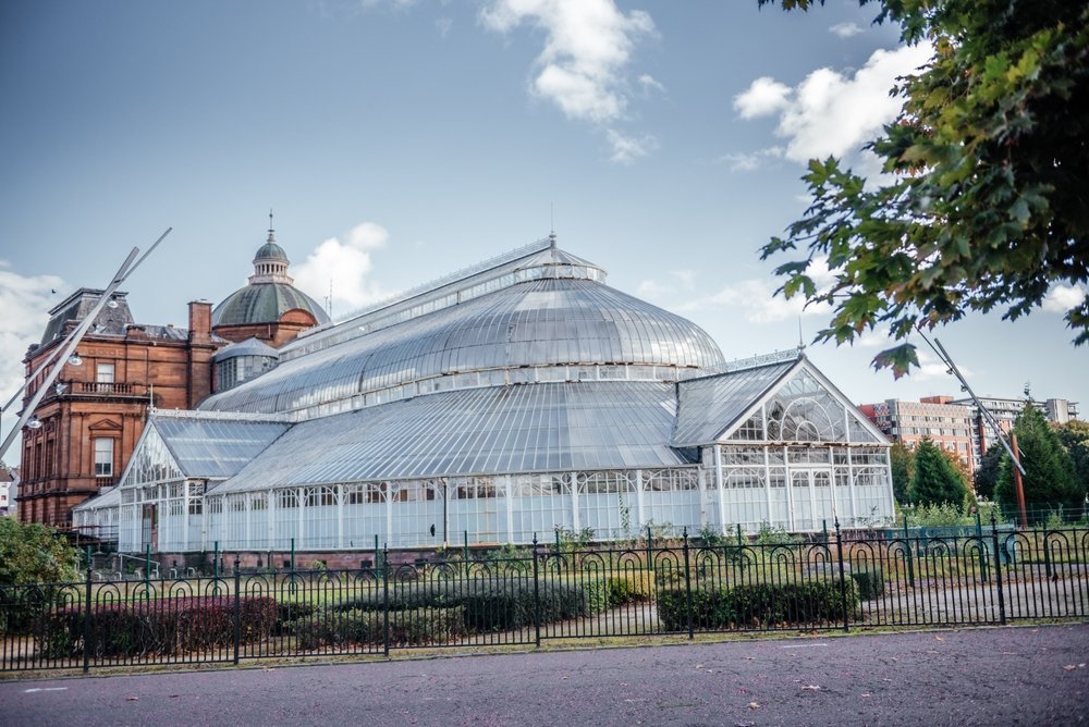People's Palace och växthuset Winter Gardens i parken Glasgow Green