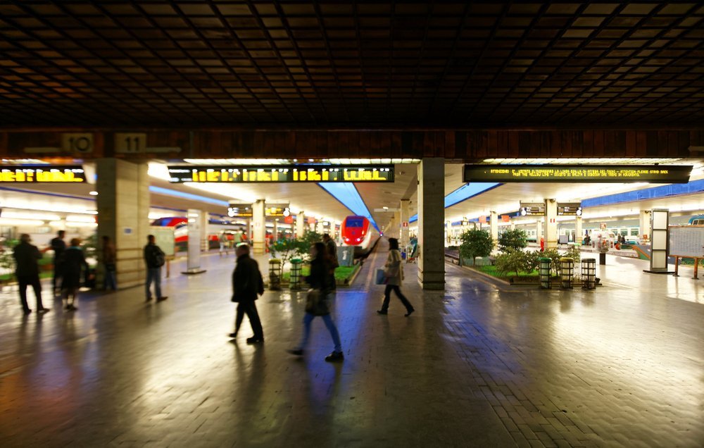 Perrongerna på Firenze Santa Maria Novella, dit regionaltåget från Pisa kommer