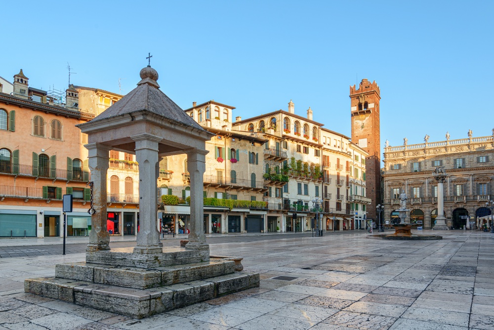 Piazza delle Erbe i Veronas gamla stan med de gamla palatsen runt torget