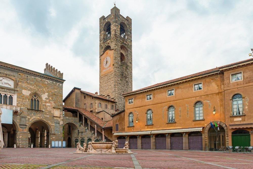 Piazza Vecchia och klocktornet Campanone i Città Alta i Bergamo