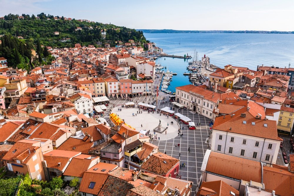 Piran och Tartinitorget sett från Sankt Georgs klocktorn med Adriatiska havet i bakgrunden