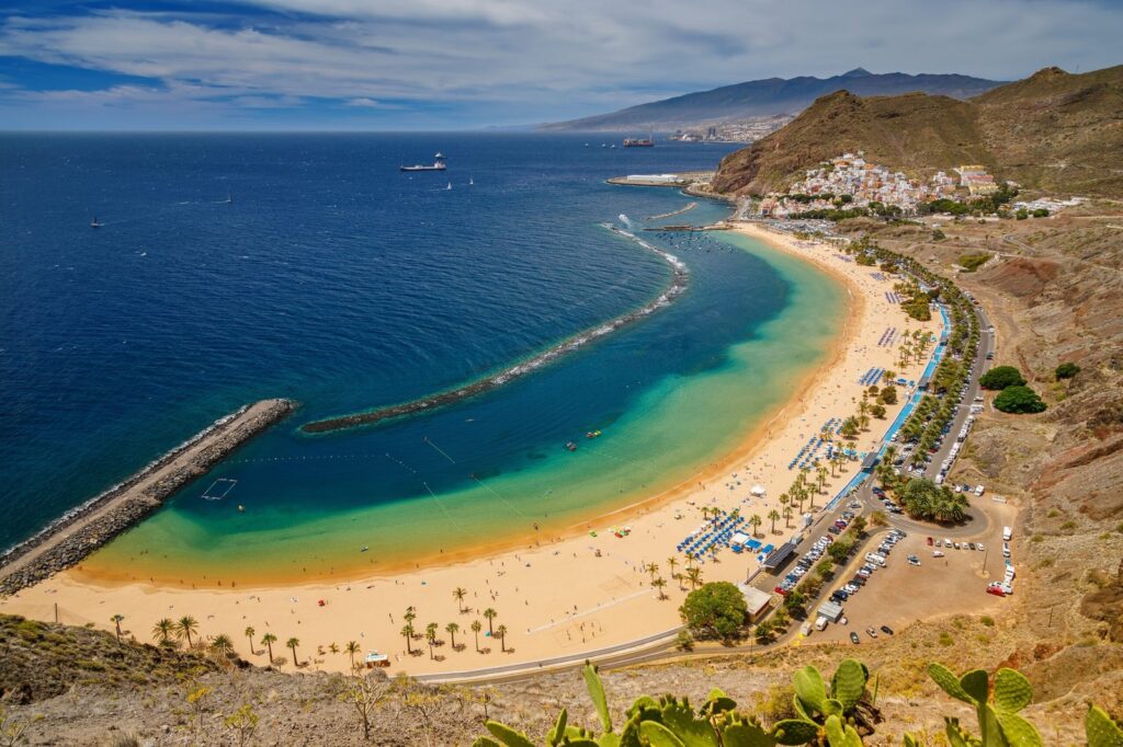 Playa de las Teresitas med vågbrytaren sedd från luften