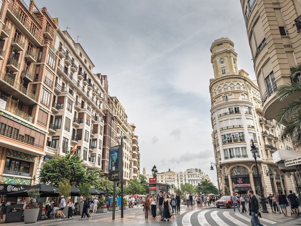Plaza del Ayuntamiento i Valencia, några minuters promenad från bussens ändhållplats