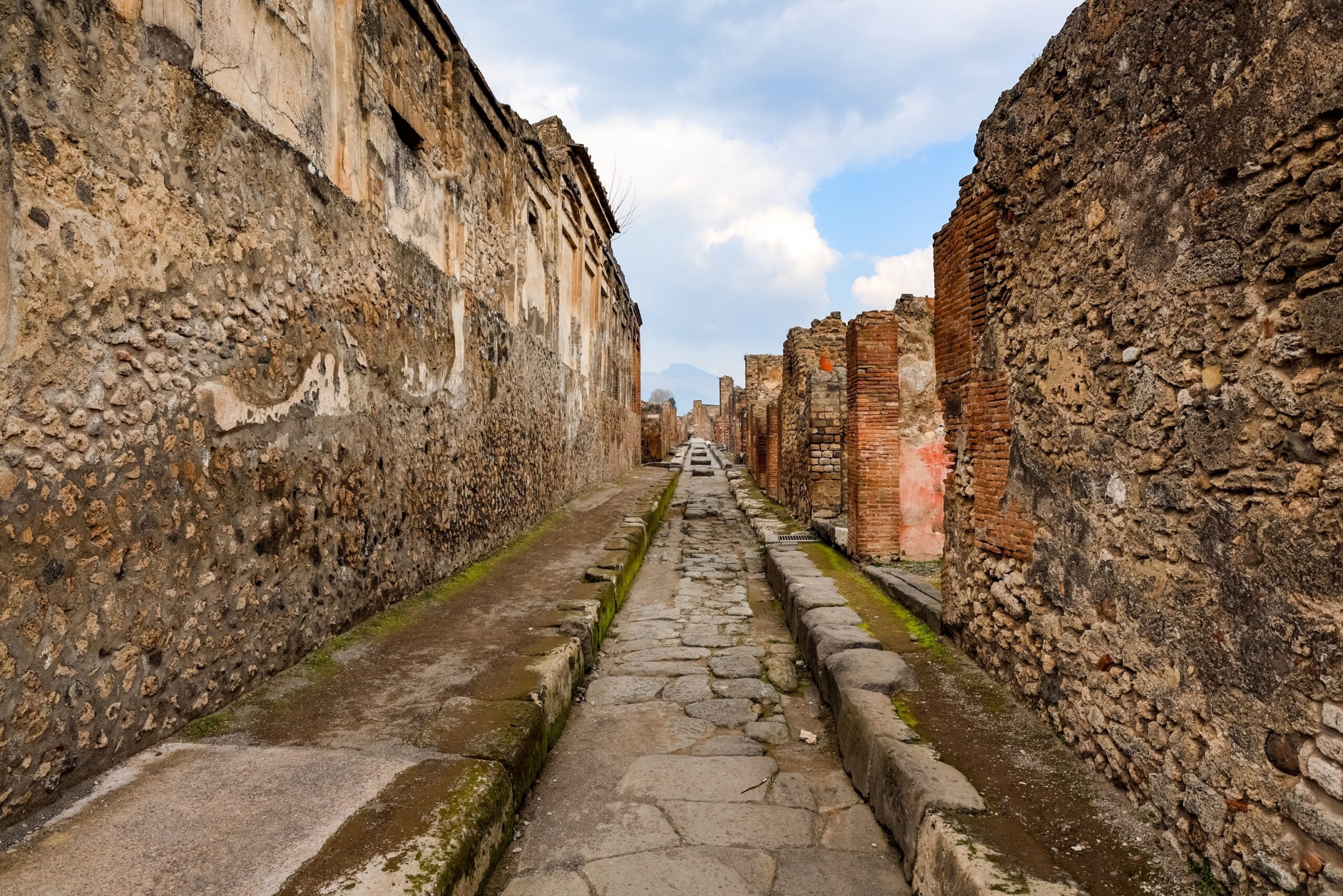 Romersk gata i Pompeji med Vesuvius i fonden