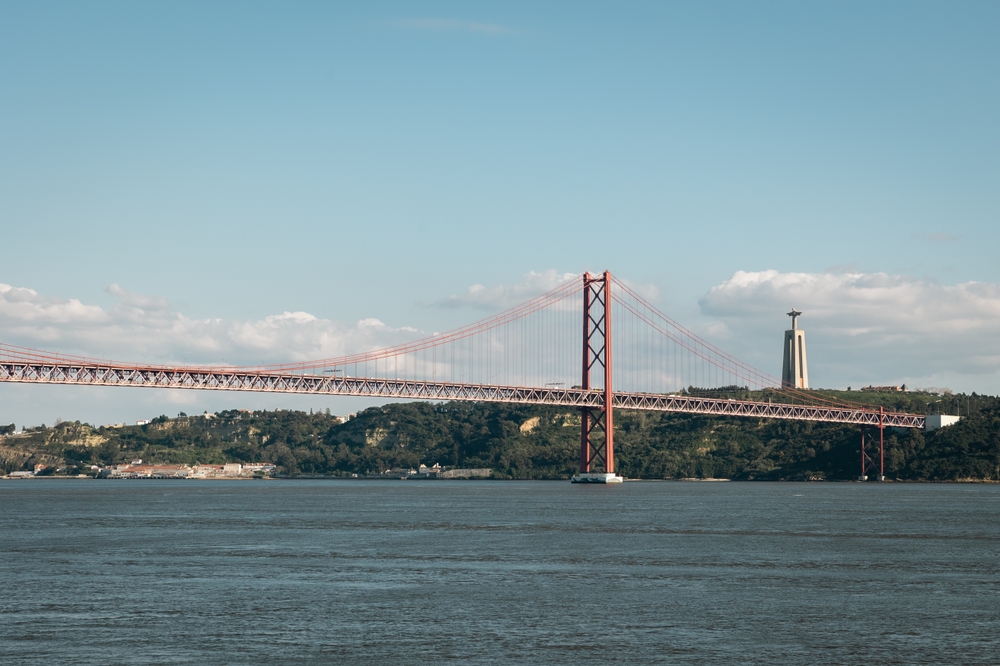 25 april-bron och Cristo Rei över Tejo i Lissabon