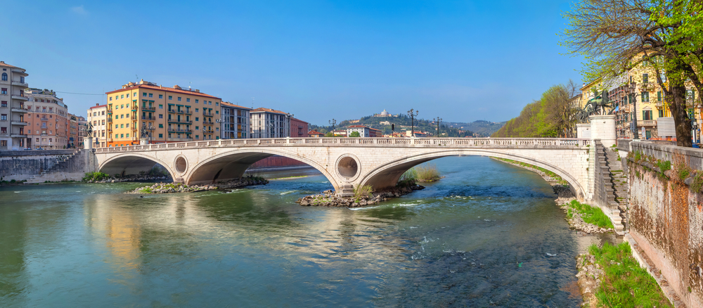 Panorama över bron Ponte della Vittoria över Adige mellan gamla stan och Borgo Trento i Verona