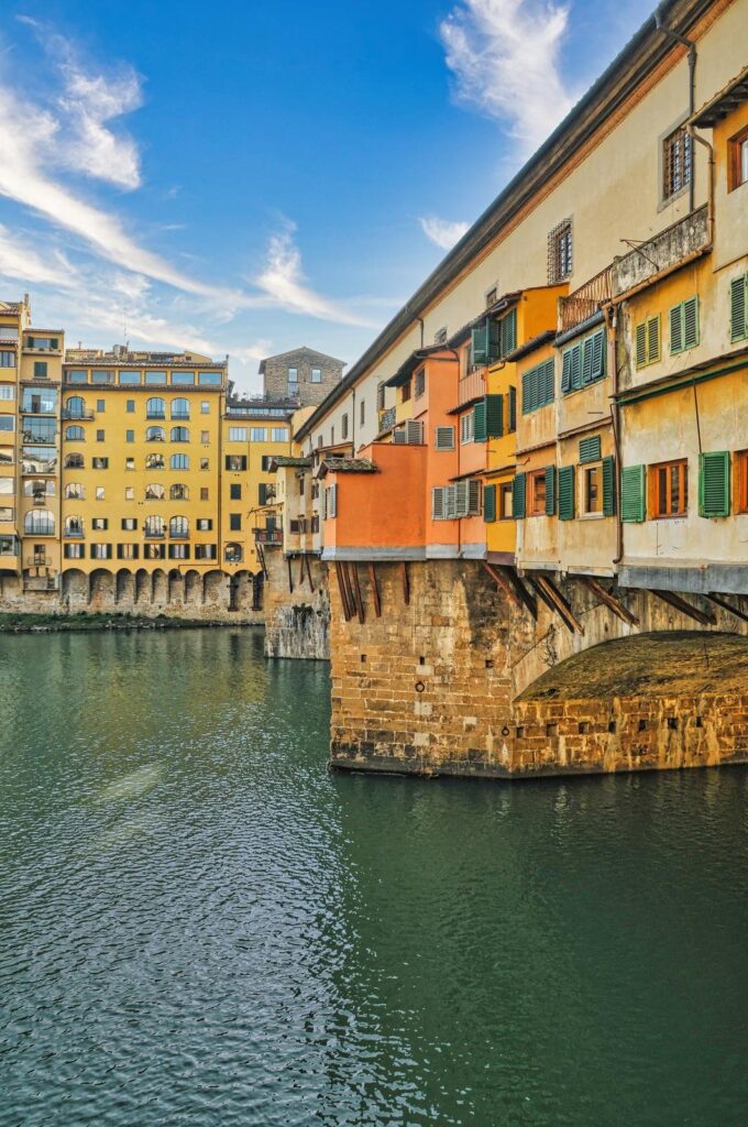Ponte Vecchio med de små husen över floden Arno i Florens