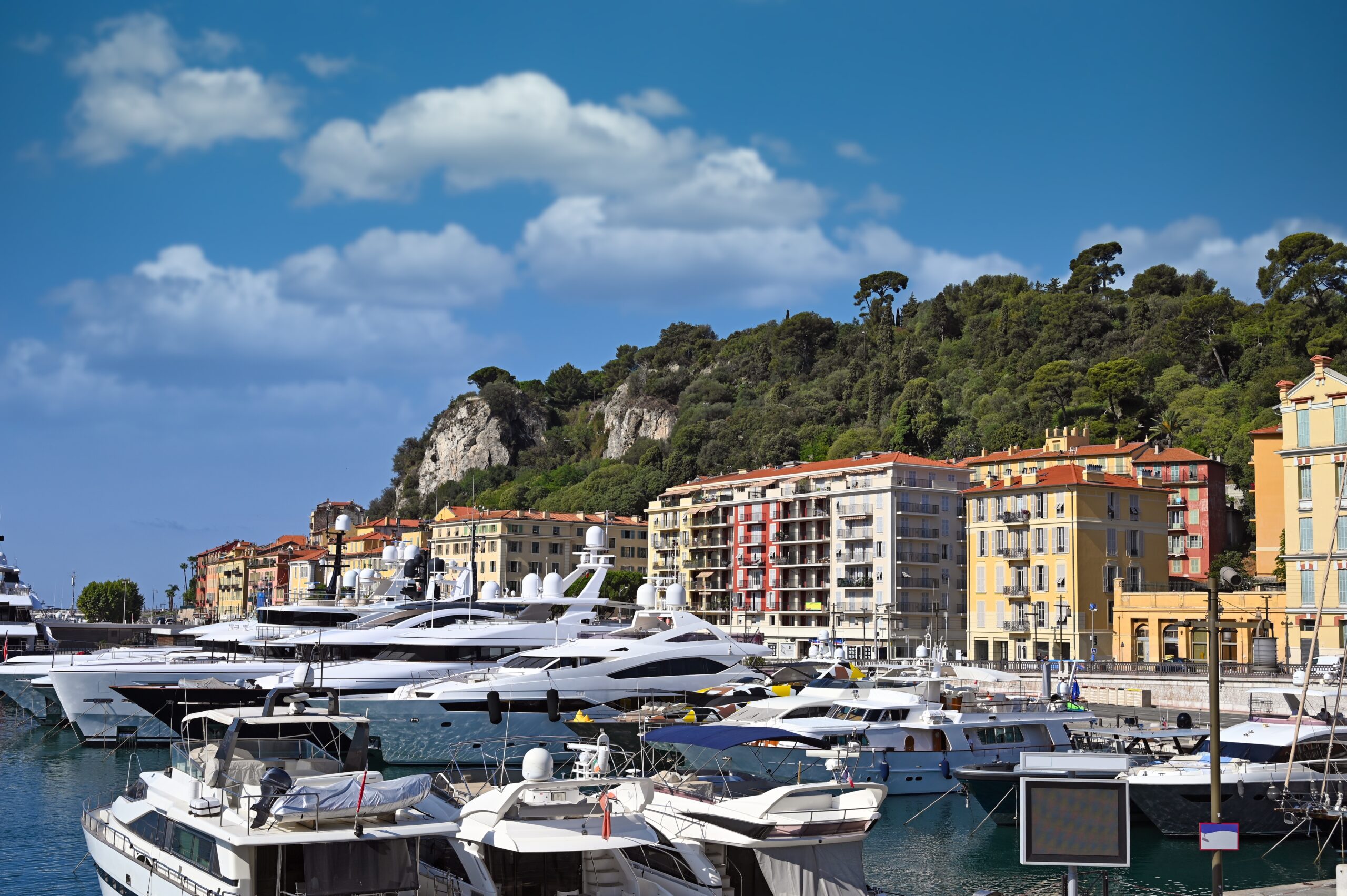 Port Lympia med yachter och segelbåtar i Nice