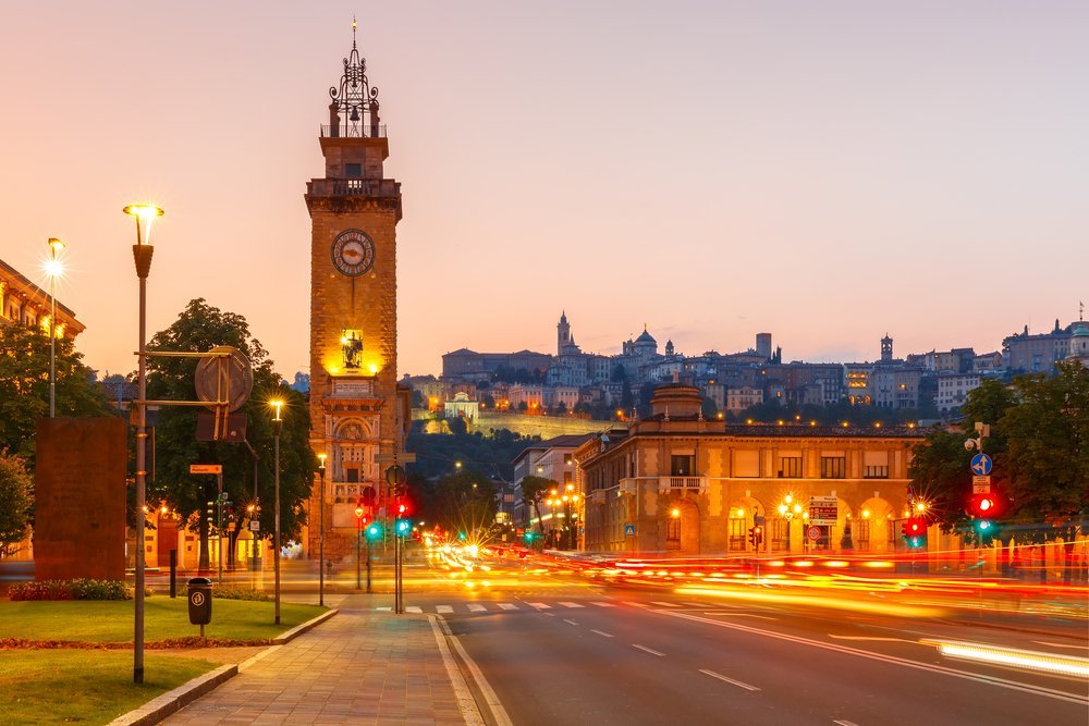 Porta Nuova i Città Bassa med Città Alta i bakgrunden i Bergamo