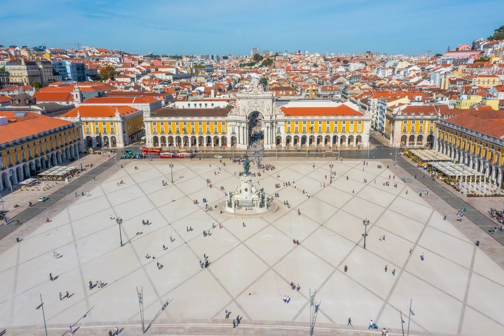 Praça do Comércio vid floden Tejo i Lissabon sett från luften