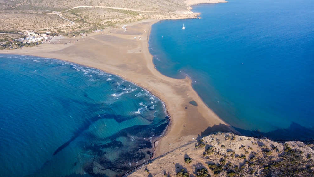 Flygfoto över sandtungan och lagunen vid Prasonisi på Rhodos