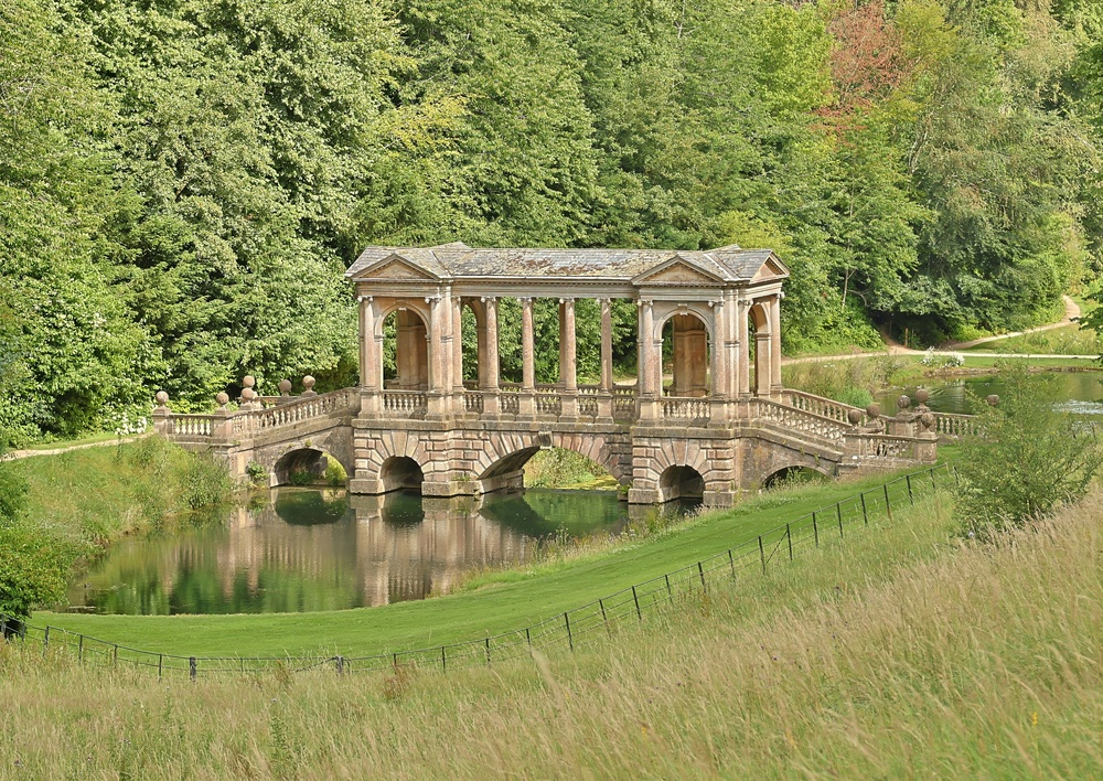 Den palladianska bron i Prior Park Landscape Garden uppför backen från Widcombe i Bath
