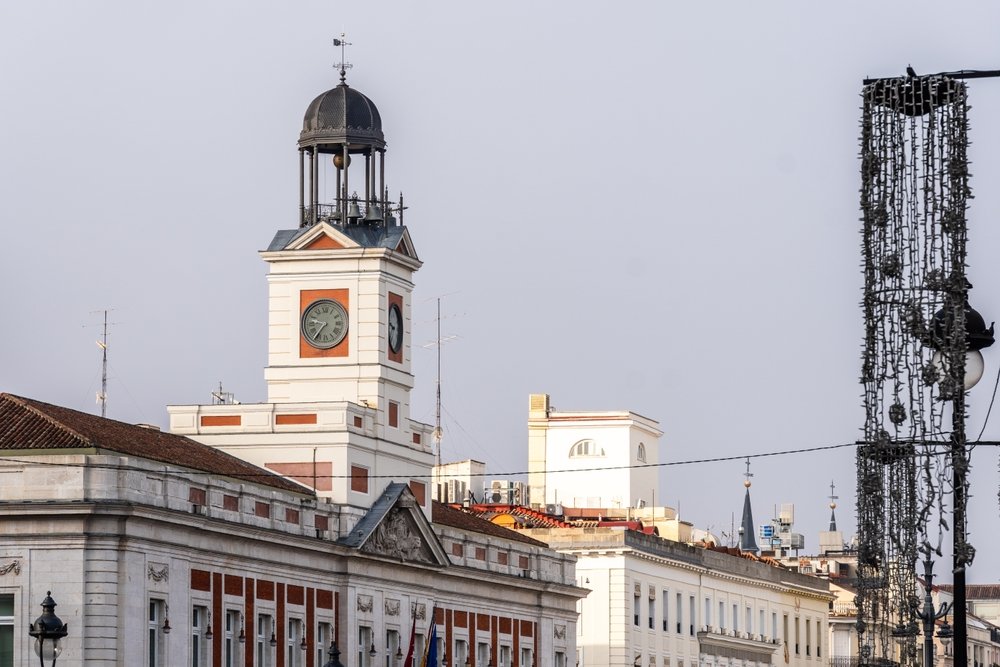 Puerta del Sol i Madrid med klocktornet på Casa de Correos