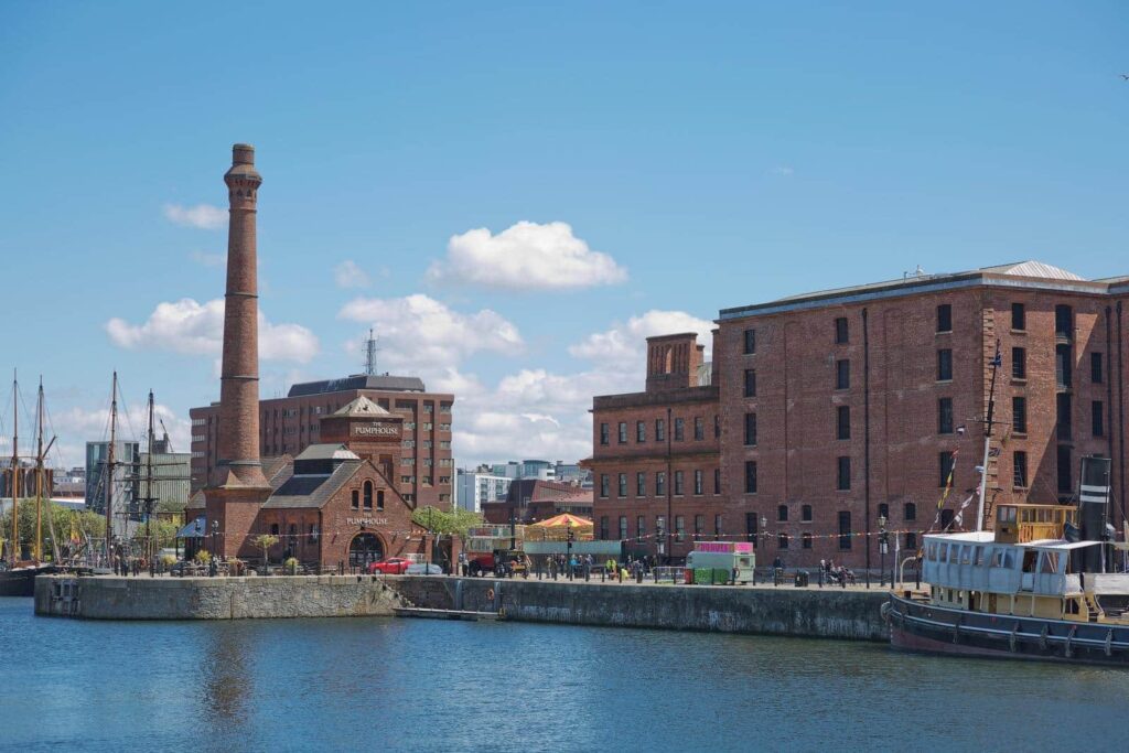 Pump House och de röda magasinen vid Royal Albert Dock i Liverpool