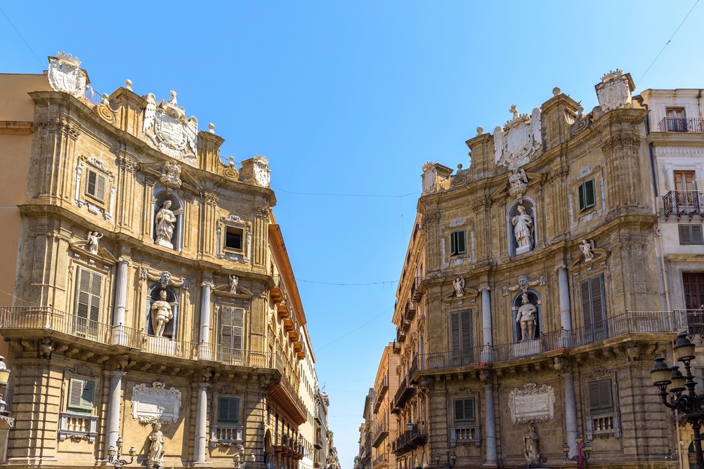Barockfasaderna vid Quattro Canti i Palermo