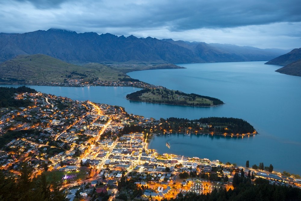 Queenstown vid sjön Lake Wakatipu med bergskedjan The Remarkables