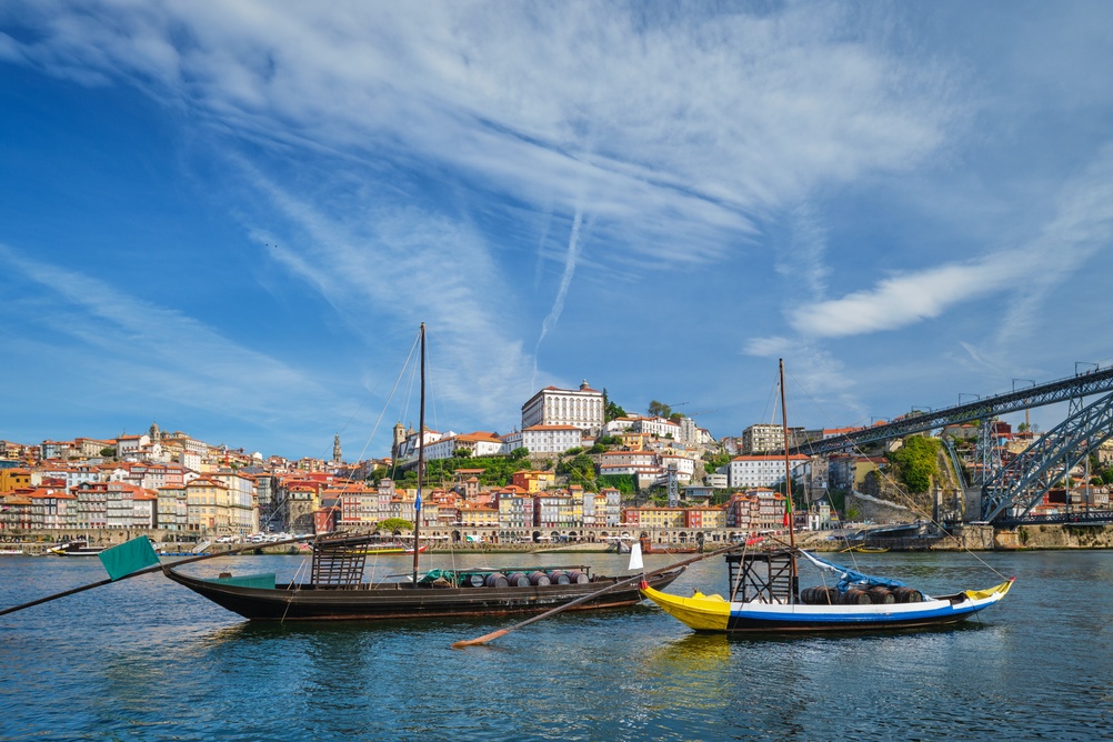 Rabelobåtar på Dourofloden vid Ribeira i Porto
