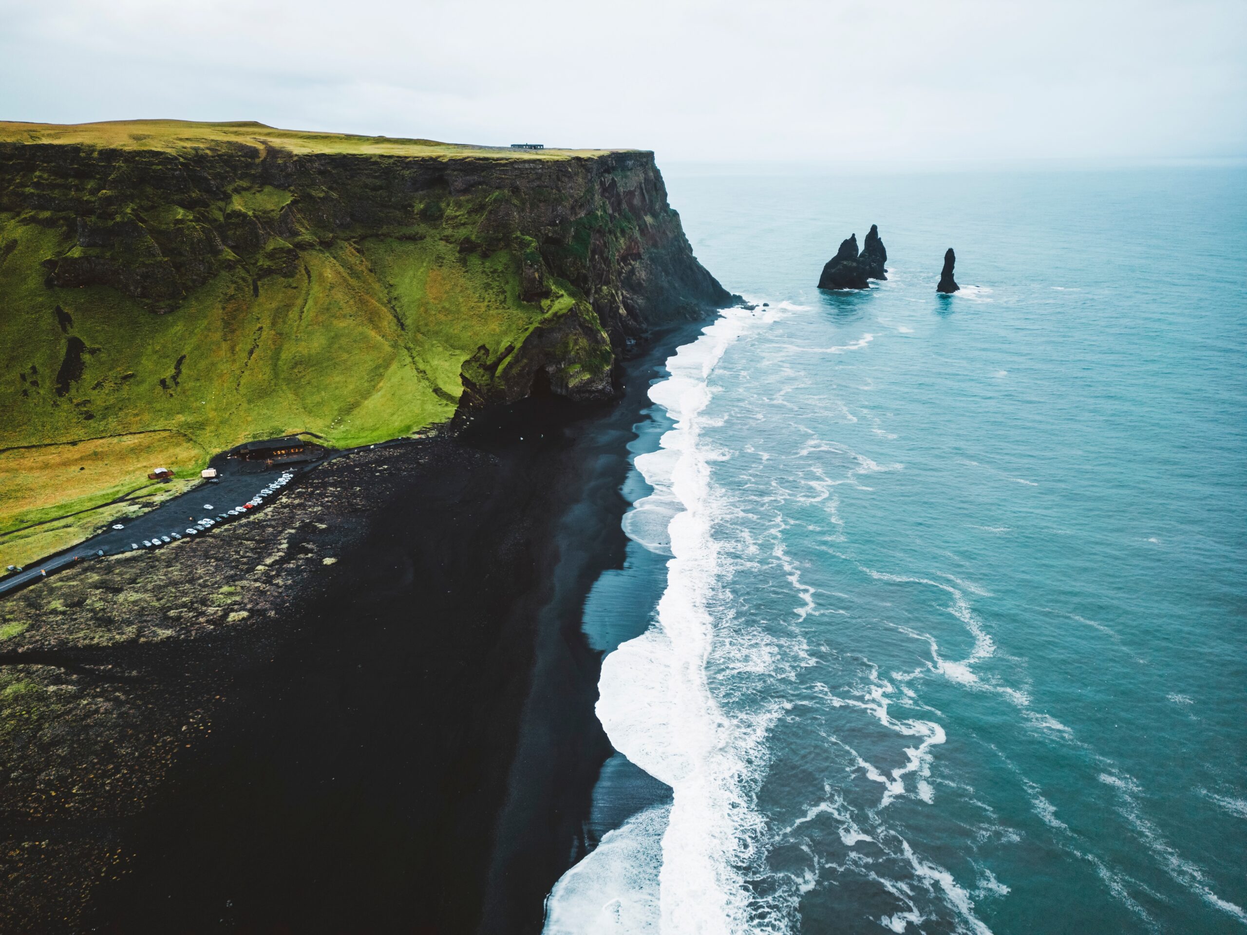 Reynisdrangar vid stranden Reynisfjara