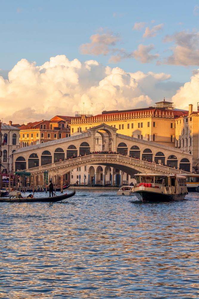 Rialtobron över Canal Grande i Venedig