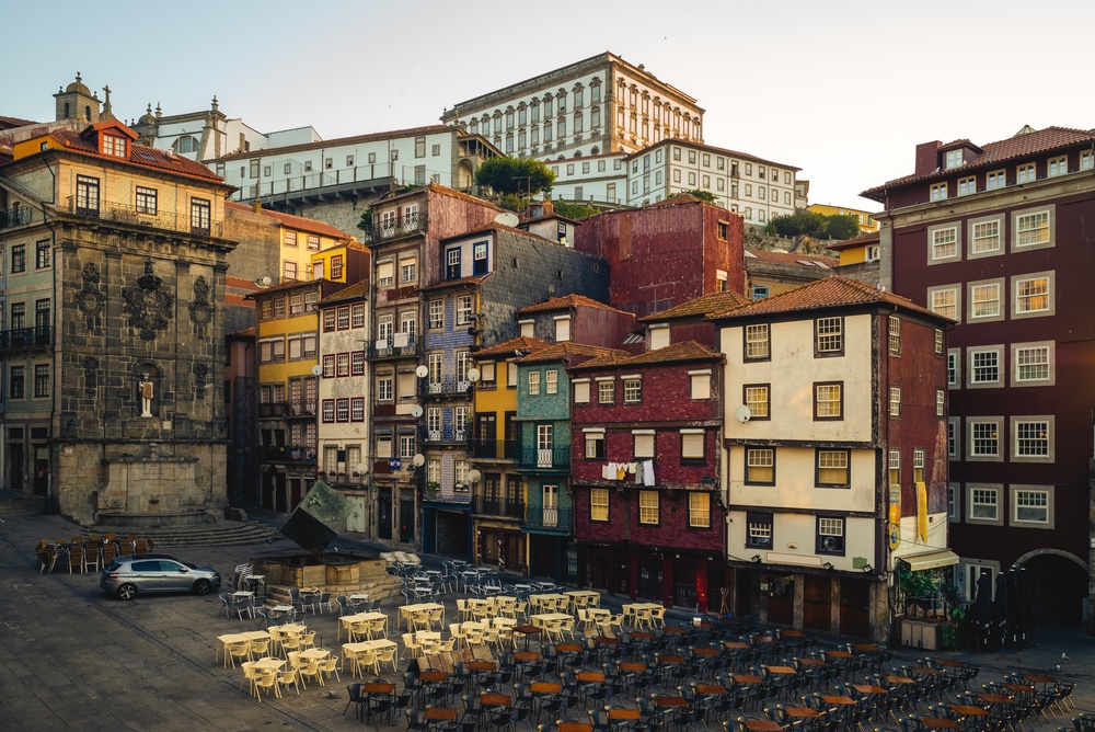 Kvarteret Ribeira vid Dourofloden i Porto med färgglada hus längs Cais da Ribeira