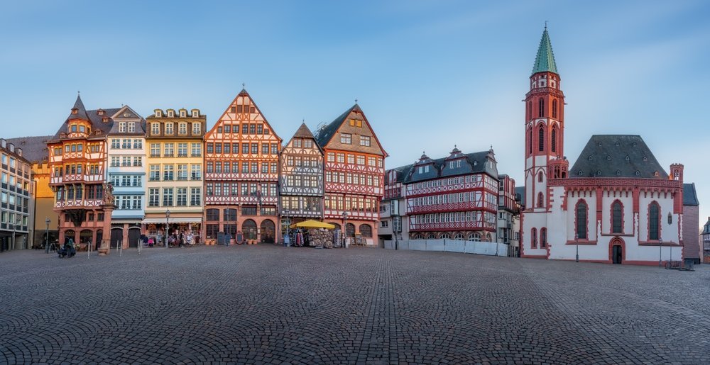 Römerberg med korsvirkeshus och Alte Nikolaikirche i Frankfurts Old Town