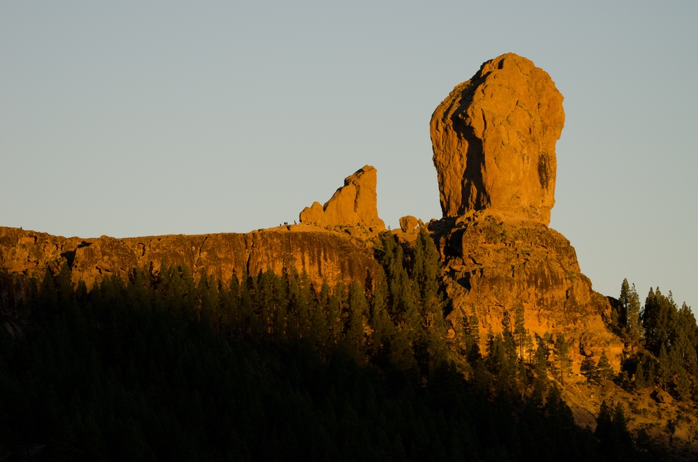 Roque Nublo i gryningen i bergen vid Tejeda på Gran Canaria