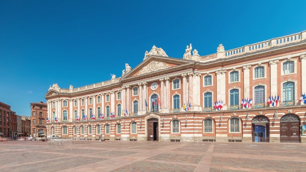 Den rosa fasaden på Capitole vid Place du Capitole i Toulouse