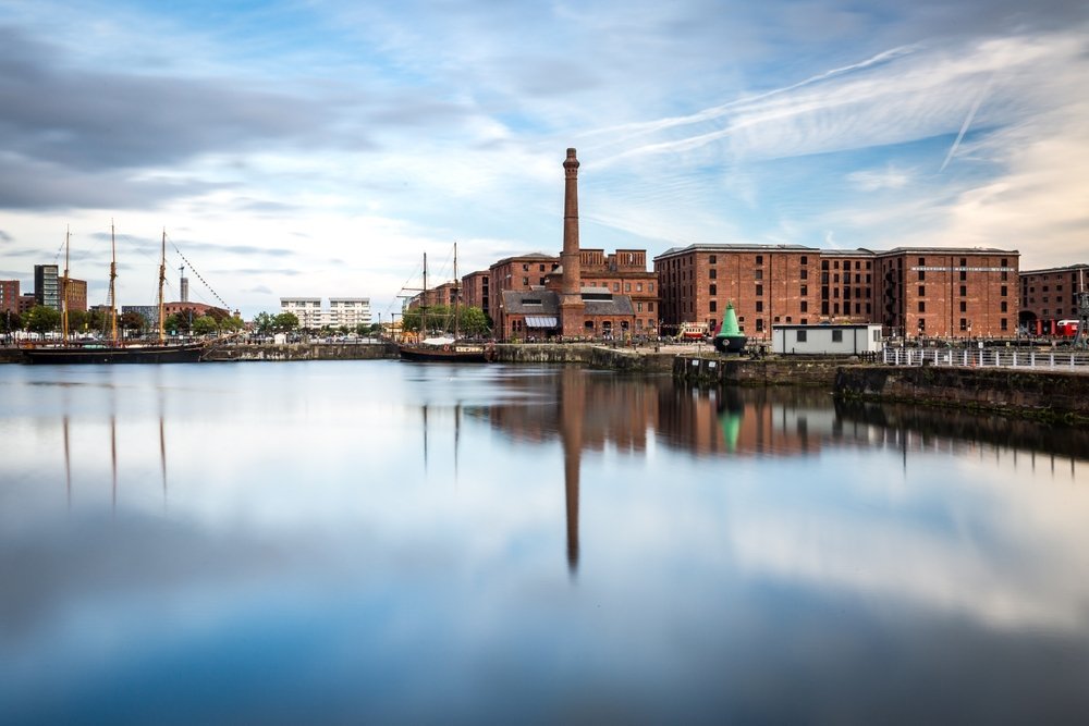 Royal Albert Dock vid hamnpromenaden i Liverpool