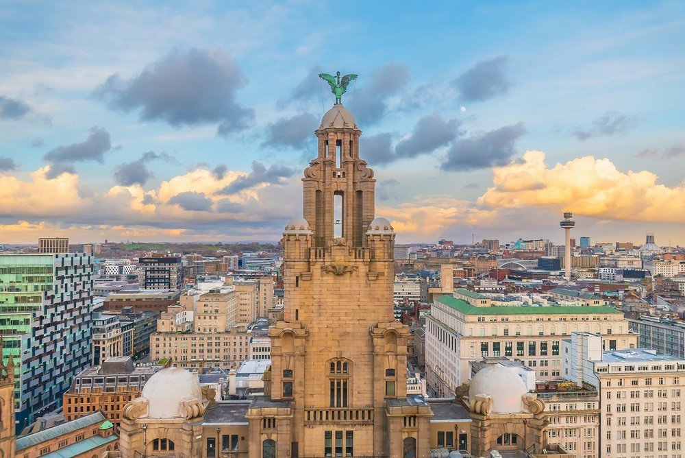 Royal Liver Building och Three Graces vid Pier Head i Liverpool