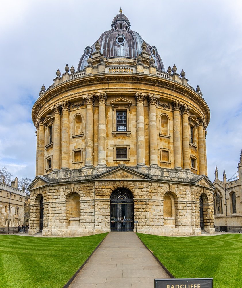 Den runda biblioteksbyggnaden Radcliffe Camera mitt i universitetskvarteren i Oxford