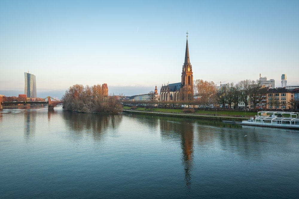 Sachsenhausen vid Main med Dreikönigskirche i Frankfurt