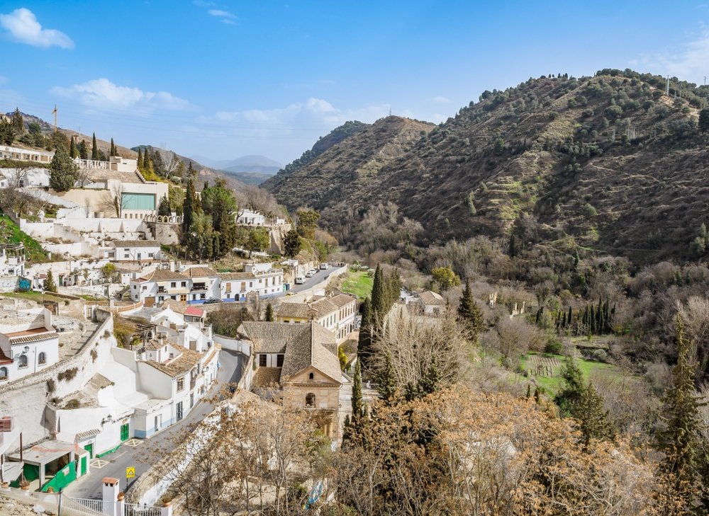 Kvarteret Sacromonte på bergssluttningen i Granada i Andalusien