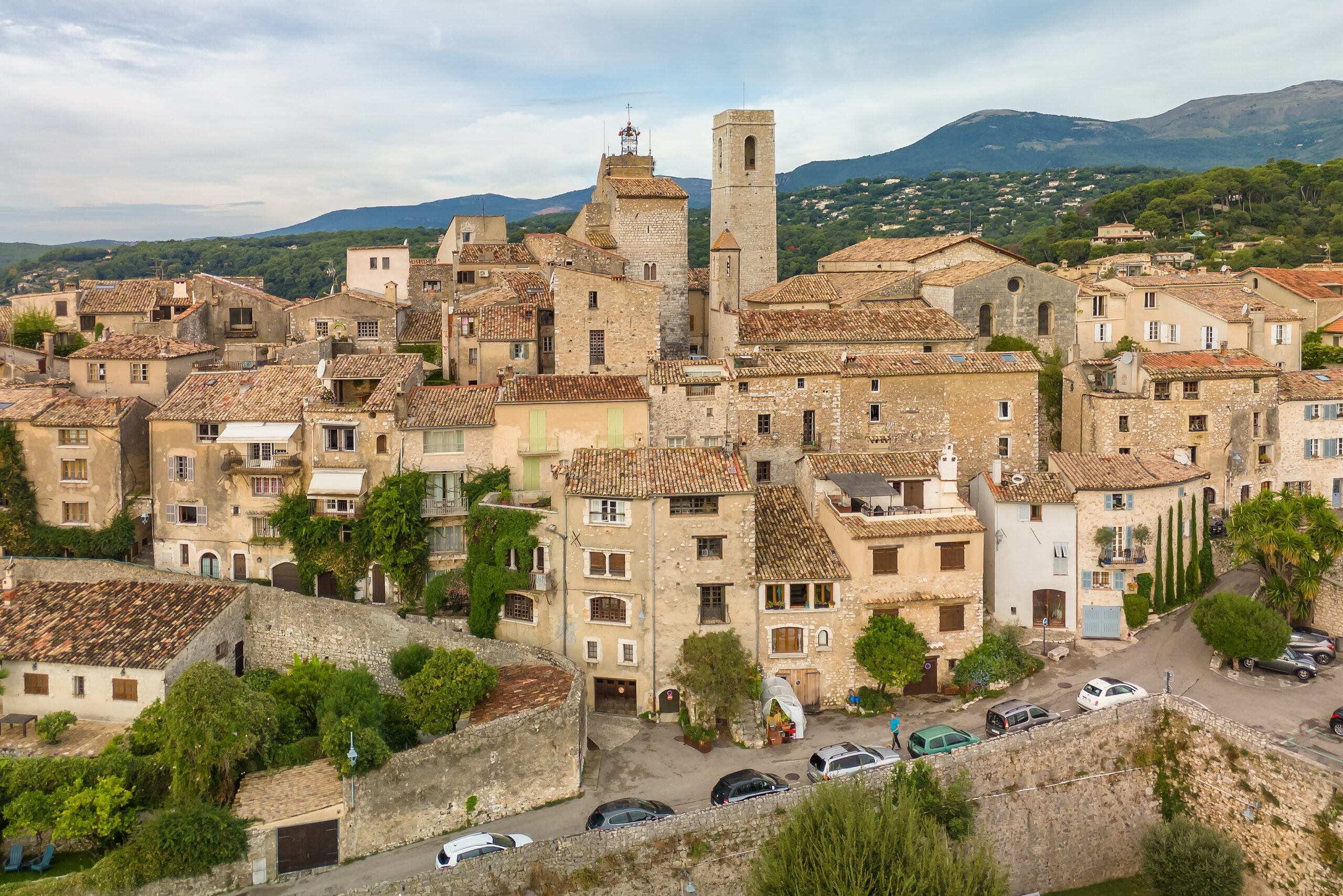 Den befästa byn Saint-Paul-de-Vence från luften