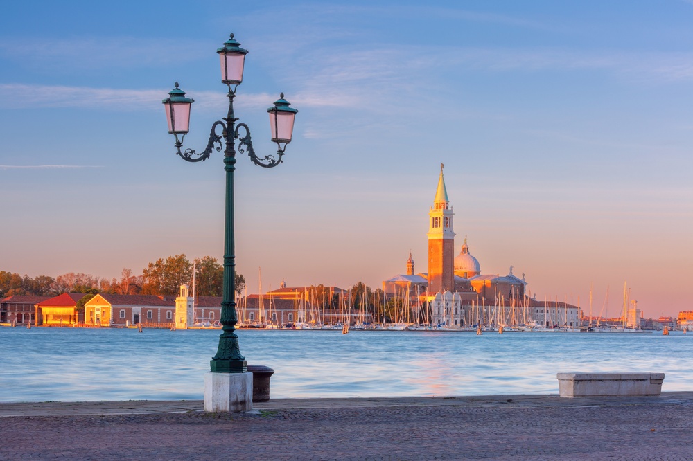 Ön San Giorgio Maggiore med kyrkan sedd från strandpromenaden i Venedig