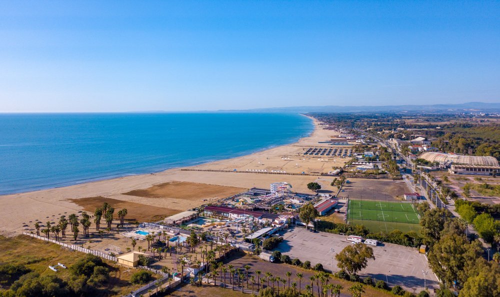 Sandstranden Playa söder om hamnen i Catania sedd från luften