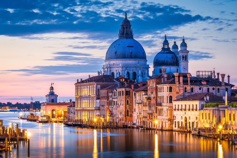 Santa Maria della Salute vid Canal Grande i Venedig i skymningen