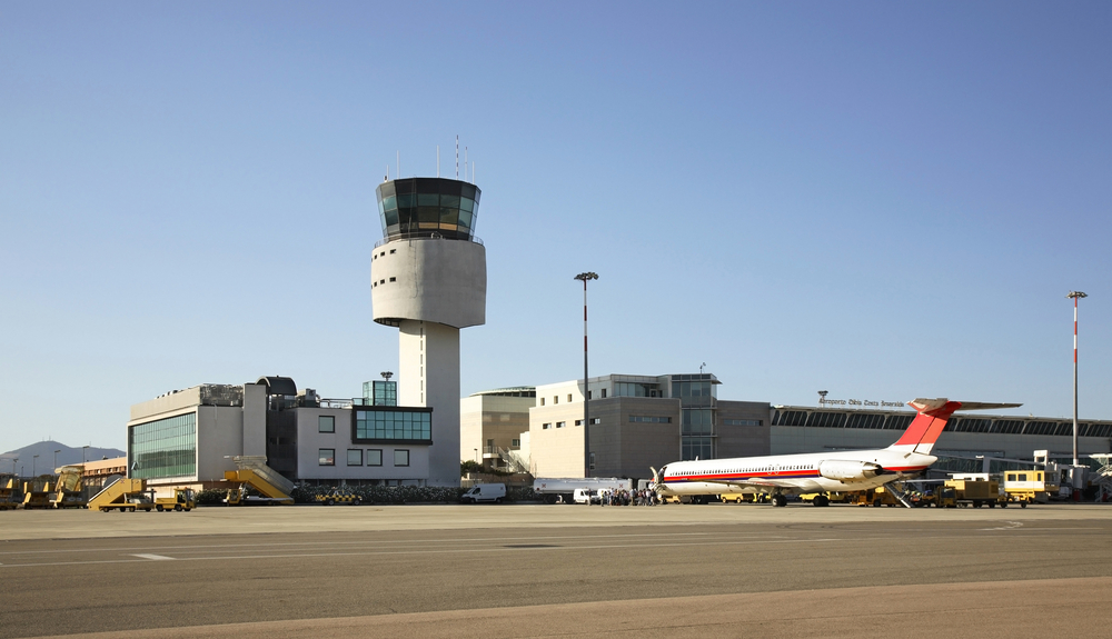 Olbia Costa Smeralda flygplats på Sardinien med kontrolltornet och terminalen