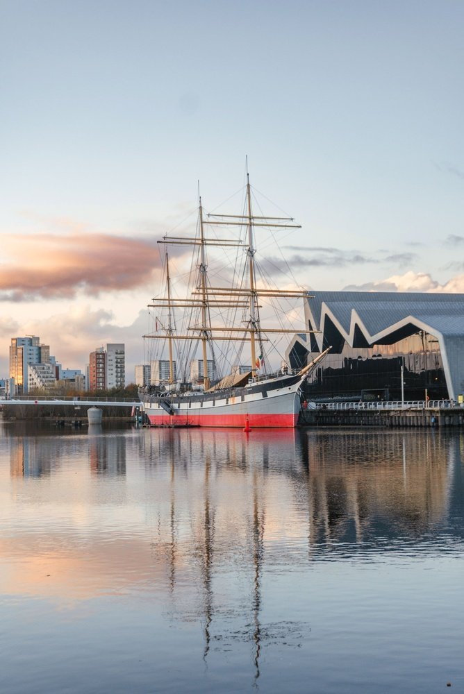 Segelfartyget Glenlee vid Riverside Museum vid floden Clyde i Glasgow