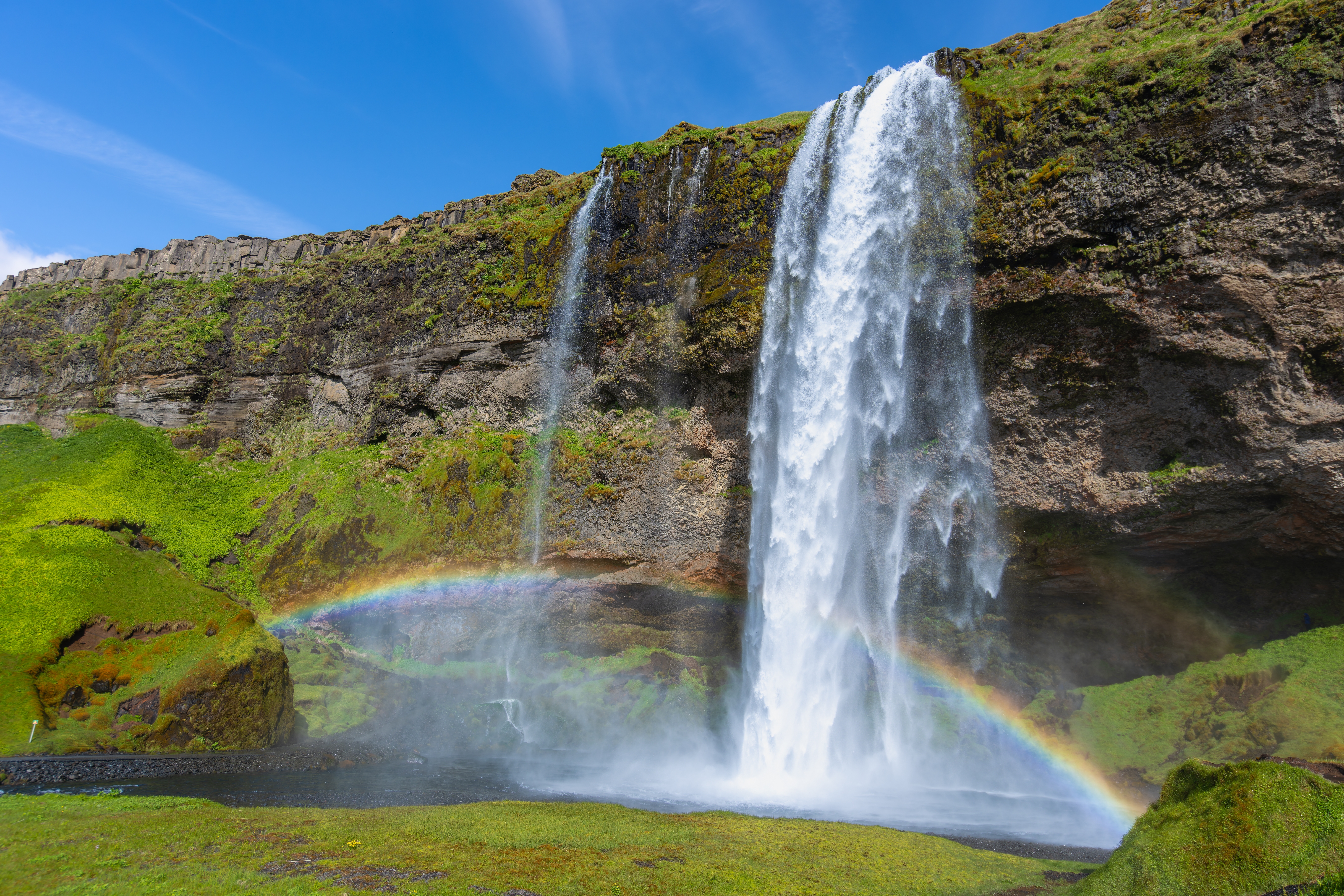 Seljalandsfoss med regnbåge