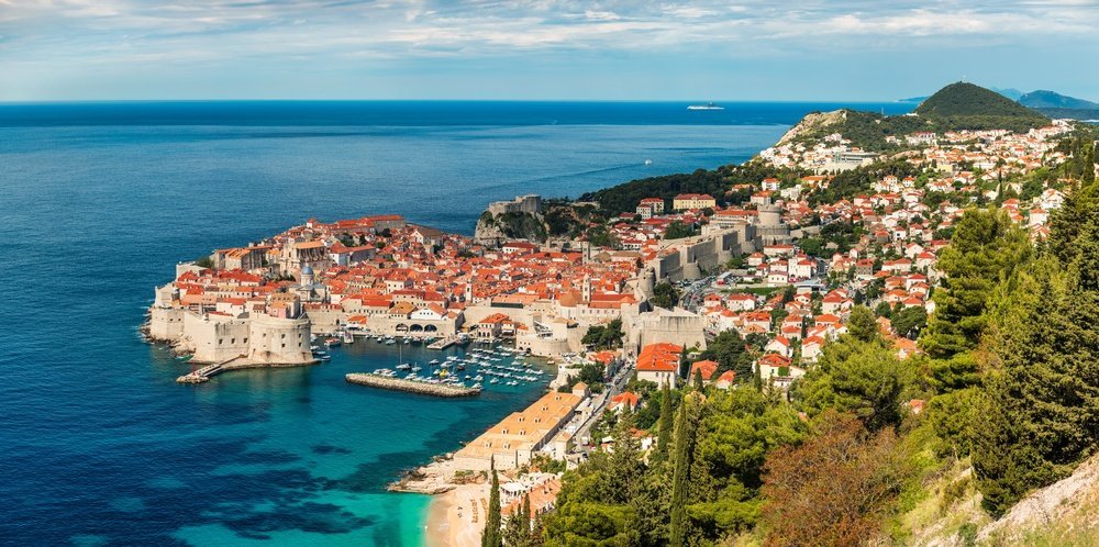 Dubrovniks Old Town med stadsmuren och de röda taken sett från luften