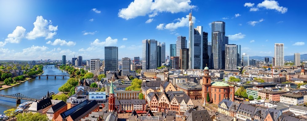 Frankfurts skyline med Old Town, Main och skyskraporna i bankkvarteret